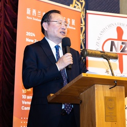 （823）陈士杰总领事出席2024中国图书和绘画新西兰展