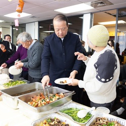 （978）新西兰潮属总会为老会员举办每月一次的生日宴