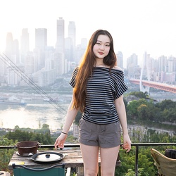 （1042）芭蕾舞者Yolanda朱芳卉回中国成都过18岁生日系列  之五《游重庆网红山顶烧烤和游船两岸风景》