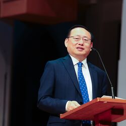 （1069）中国驻奥克兰总领事陈世杰参加2026国际音乐比赛颁奖晚会