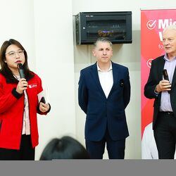 （1070）星期日,雨天《新西兰大选火药味渐浓之一》工党老政治家菲尔.高夫直斥皮特斯种族歧视