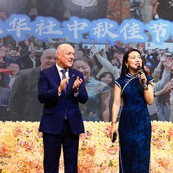 （1072）新西兰华人国会议员陆楠举办中秋晚宴邀请总理拉克森与华社共团圆大合照